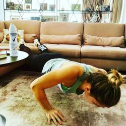 Simona Halep se antreneaza in propria sufragerie (video)
