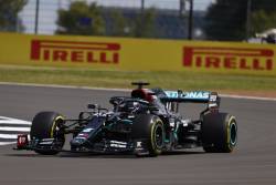 Hamilton castiga la Silverstone cu pana in ultimul tur: ”Aproape mi-a stat inima”