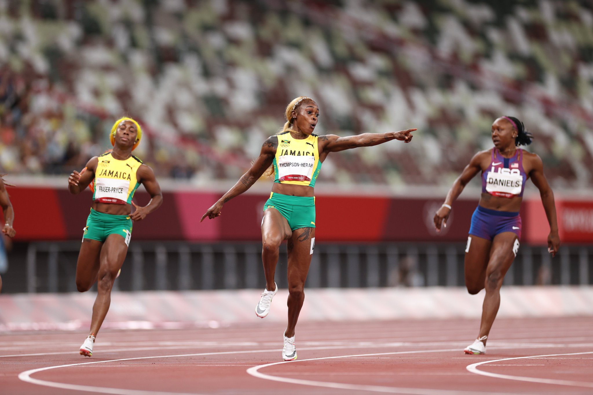 Podium jamaican in cursa feminina de 100 metri. A fost corectat recordul olimpic vechi de 33 ani!