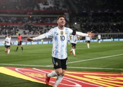 Messi a doborat recordul lui Pele cu un hattrick