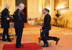 Lewis Hamilton a devenit cavaler al Regatului Unit