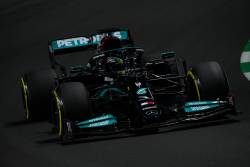Pole position pentru Lewis Hamilton in Arabia Saudita. Max Verstappen a dat-o de gard in calificari