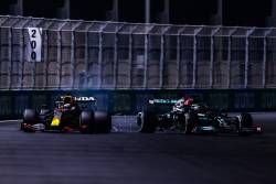 Tensiune maxima in lupta pentru titlul din F1. Hamilton si Verstappen la egalitate de puncte inaintea ultimei curse dupa haosul din Arabia Saudita