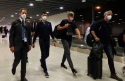 Djokovic a parasit Australia escortat de politie pana la scara avionului. Tatal jucatorului: Tentativa de asasinat la adresa celui mai bun sportiv din lume a luat sfarsit