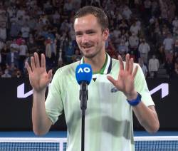 Medvedev trece de Tsitsipas pentru un loc in finala Australian Open. Rusul si-a atras din nou antipatia publicului
