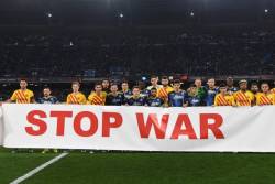 Protest anti razboi la meciul zilei in Europa League