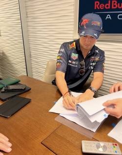 Red Bull i-a prelungit contractul lui Sergio Perez