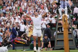 Chinuit de dureri abdominale, Rafael Nadal s-a calificat in semifinale la Wimbledon dupa un meci de peste patru ore cu Taylor Fritz