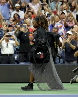 Serena Williams continua la US Open. Nou record de spectatori