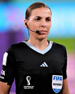 Premiera la Cupa Mondiala: o femeie va arbitra la centru un meci