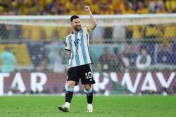 Argentina ajunge in sferturi la Cupa Mondiala dupa 2-1 cu Australia. Messi a facut spectacol la meciul 1000 din cariera