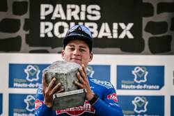 Mathieu Van Der Poel câștigă în premieră Paris – Roubaix. A fost cea mai rapidă ediție din istorie în Infernul Nordului