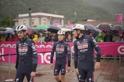 Vreme potrivnică din Italia provoacă haos în Giro. Etapa a 13-a scurtată masiv la cererea rutierilor