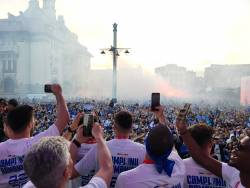 Mii de oameni au ieșit pe străzi la Constanța pentru a sărbători câștigarea titlului de Farul (video)