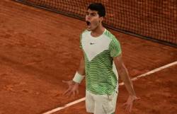 Alcaraz îl distruge pe Tsitsipas și îi aruncă buzduganul în semifinale lui Djokovic la Roland Garros