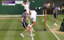 Djokovic zgârie fileul istoric de la Wimbledon (VIDEO)