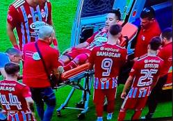 Scene ridicole, dar periculoase la Sf. Gheorghe. Un fotbalist de pe targă a trebuit să coboare pentru că nu putea fi suit în Ambulanță. Sepsi bate FC 1948 din Craiova