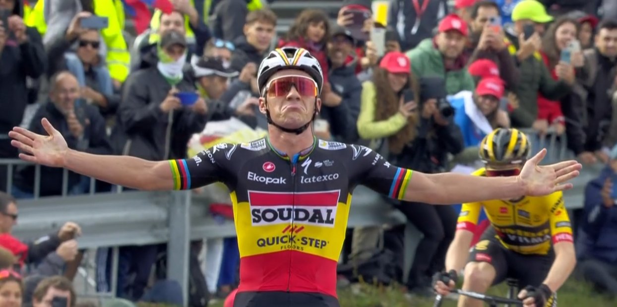 Remco Evenepoel, victorie la înălțime în Vuelta. Și-a spart capul după trecerea liniei de sosire! (VIDEO)