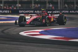 Victorie pentru Ferrari cu Sainz în Singapore. Verstappen n-a prins nici măcar podiumul și rămâne fără victorie pe Marina Bay