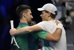 Djokovic scapă de eliminare la Turneul Campionilor. Sinner îl trage după el în semifinale