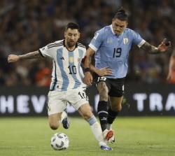 Messi a reacționat după scandalul provocat la meciul cu Uruguay: ”Tinerii să învețe de la cei mai mari”
