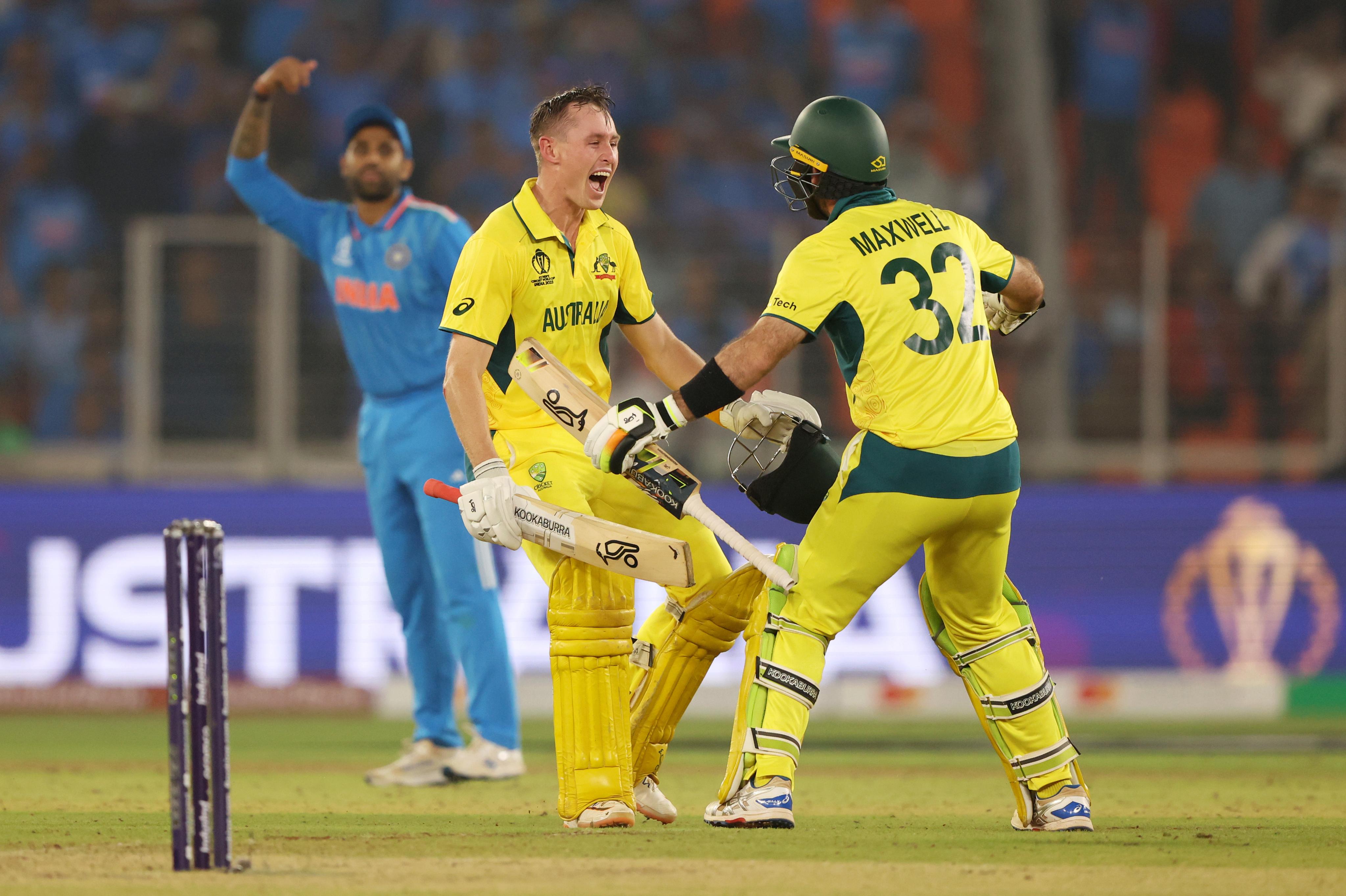 Australia învinge India în finala Cupei Mondiale în fața a 120.000 de spectatori pe cel mai mare stadion de cricket din lume