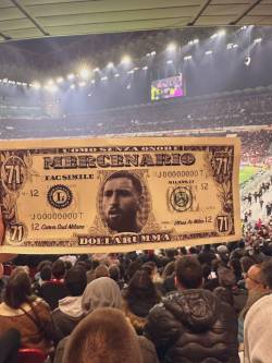 Suporterii Milanului l-au atacat cu bancnote false pe Donnarumma