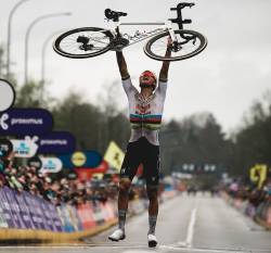 Mathieu van der Poel câștigă din nou Turul Flandrei. E noul ”canibal” al clasicelor