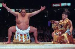 A murit Akebono, unul dintre cei mai cunoscuți luptători de sumo din lume