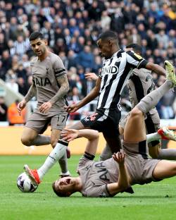 Apărarea lui Tottenham făcută praf de Newcastle